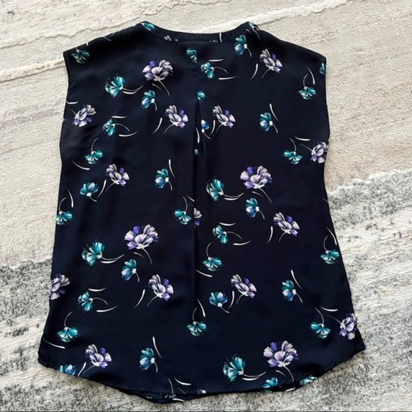 Banana Republic floral print cap sleeve v-neck blouse - Picture 2 of 11